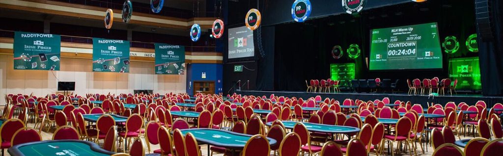 Sala turniejowa wyposażona w stoły Fama Game Tables