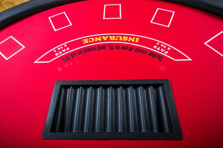 Stół do blackjacka wykonany przez Fama Game Tables