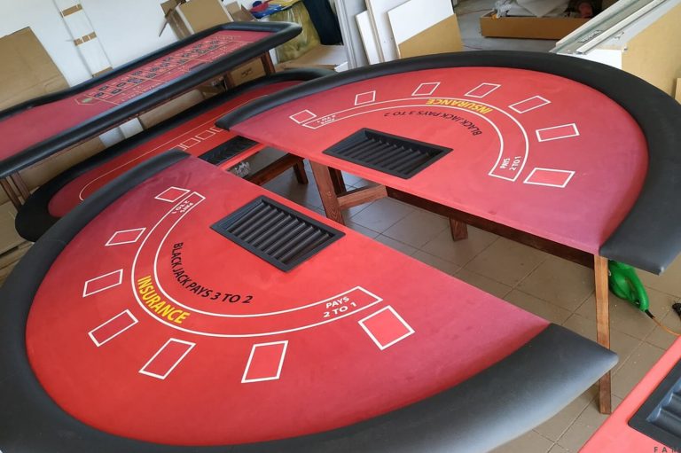 Stół do blackjacka wykonany przez Fama Game Tables