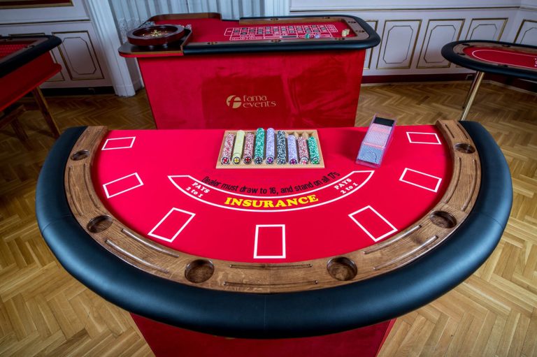 Stół do blackjacka wykonany przez Fama Game Tables