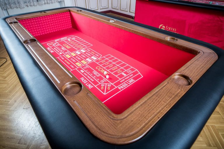 Stół do gry w kości wykonany przez Fama Game Tables