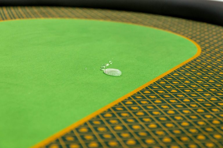 Stół pokerowy wykonany przez Fama Game Tables