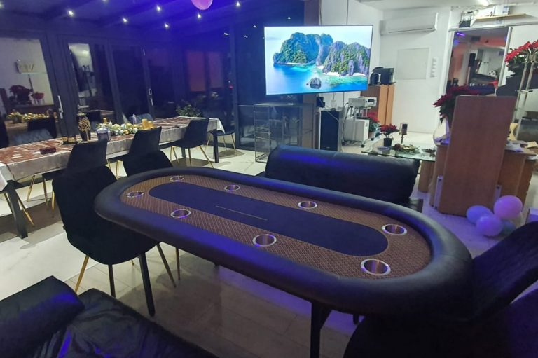 Stół pokerowy wykonany przez Fama Game Tables