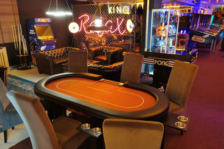 Stół pokerowy wykonany przez Fama Game Tables