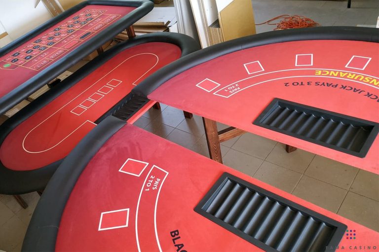 Stół Fama Game Tables podczas transportu